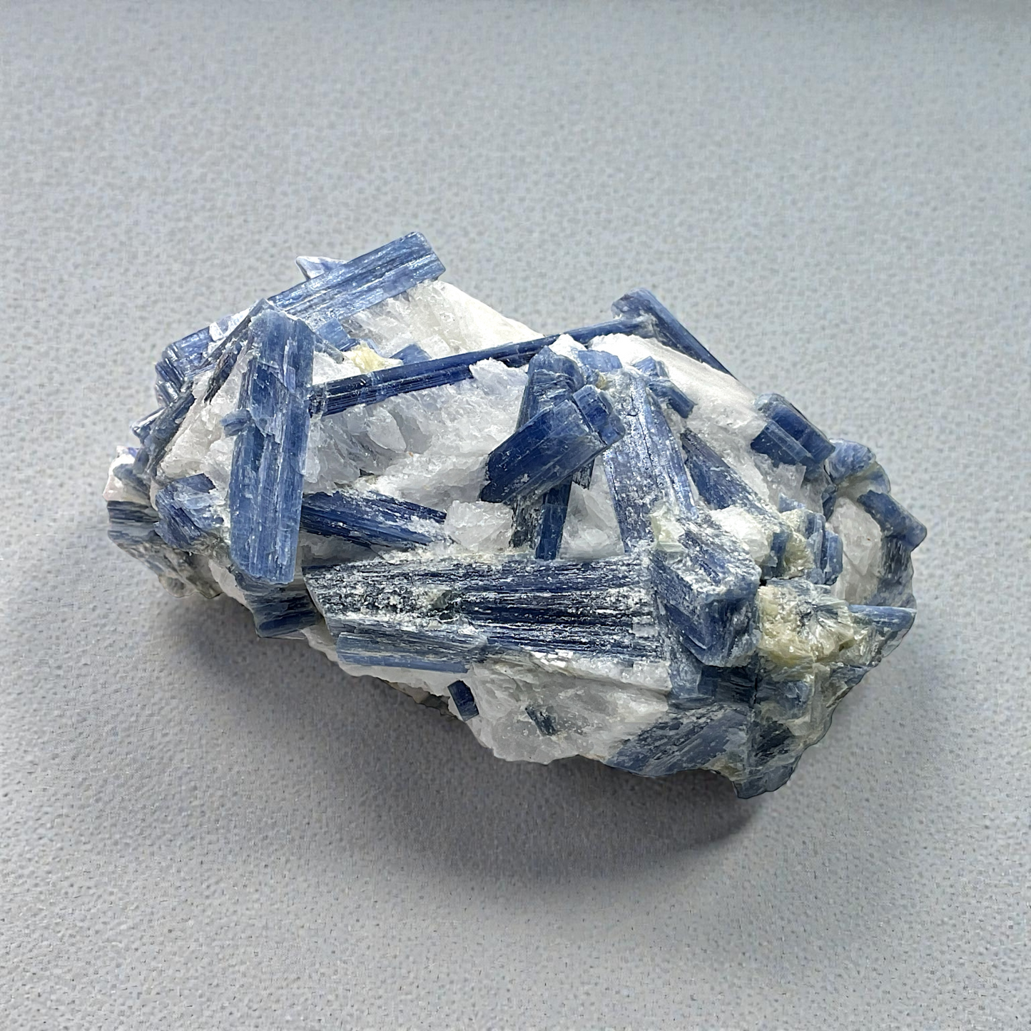 Kyanit Rohstein I Cyanit I Disthen I 721gr. I 13x9x7 cm I Blickfang I Unikat-Masterpiece 1673 I Sammlerstück I steht für Selbstüberwindung I Brasilien