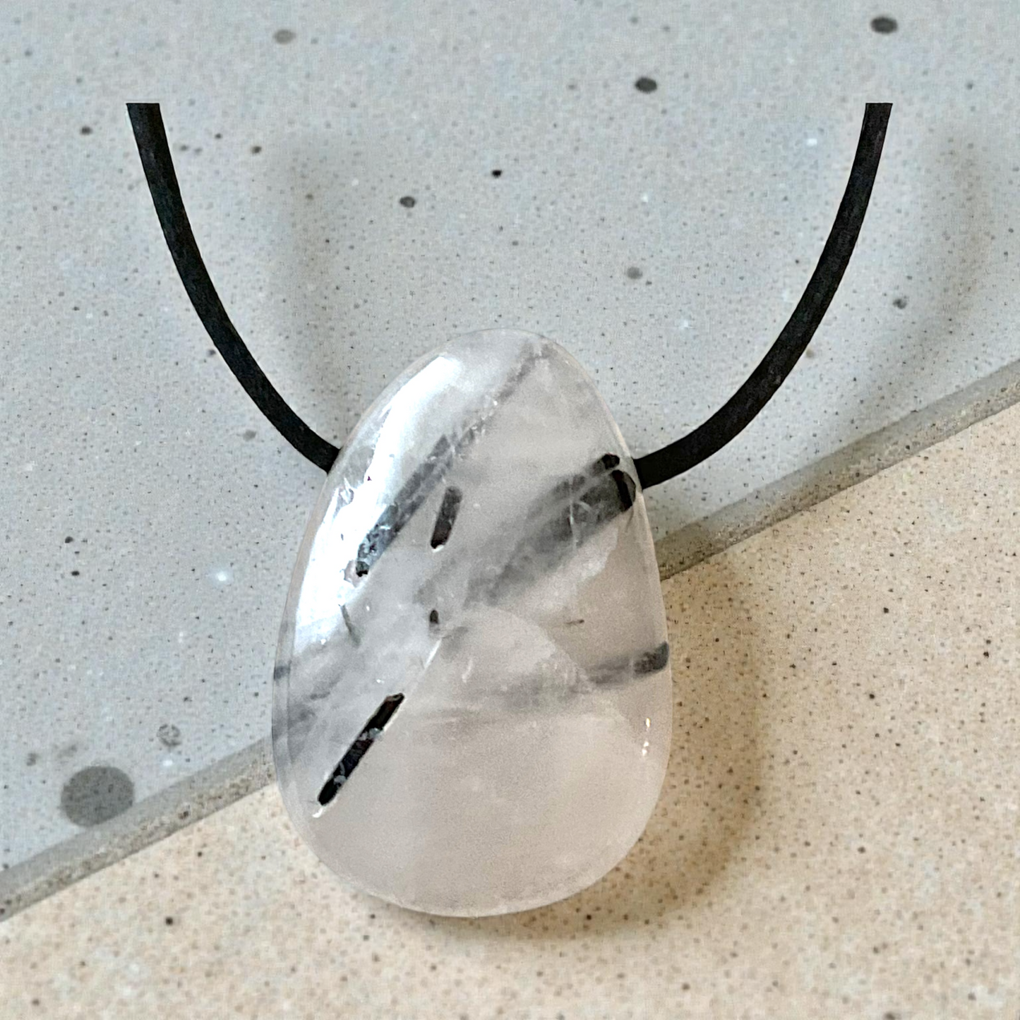 Turmalinquarz I Tropfenanhänger I Edelsteinanhänger I starker Schutzstein I mit 80 cm Wildlederband und Geschenkbox I Brasilien