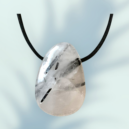 Turmalinquarz I Tropfenanhänger I Edelsteinanhänger I starker Schutzstein I mit 80 cm Wildlederband und Geschenkbox I Brasilien