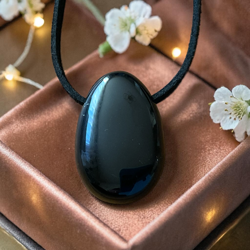 Obsidian Anhänger Tropfen – Edelstein Kette mit 80 cm Band & Geschenkbox – Echter Obsidian Schmuck Schwarz – Naturstein in AAA-Qualität aus Brasilien – 30x20 mm