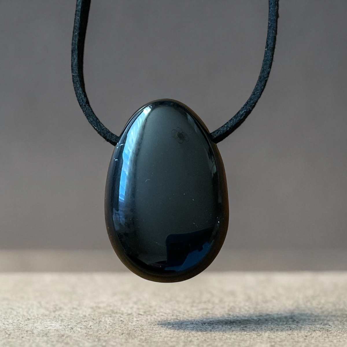 Obsidian Anhänger Tropfen – Edelstein Kette mit 80 cm Band & Geschenkbox – Echter Obsidian Schmuck Schwarz – Naturstein in AAA-Qualität aus Brasilien – 30x20 mm