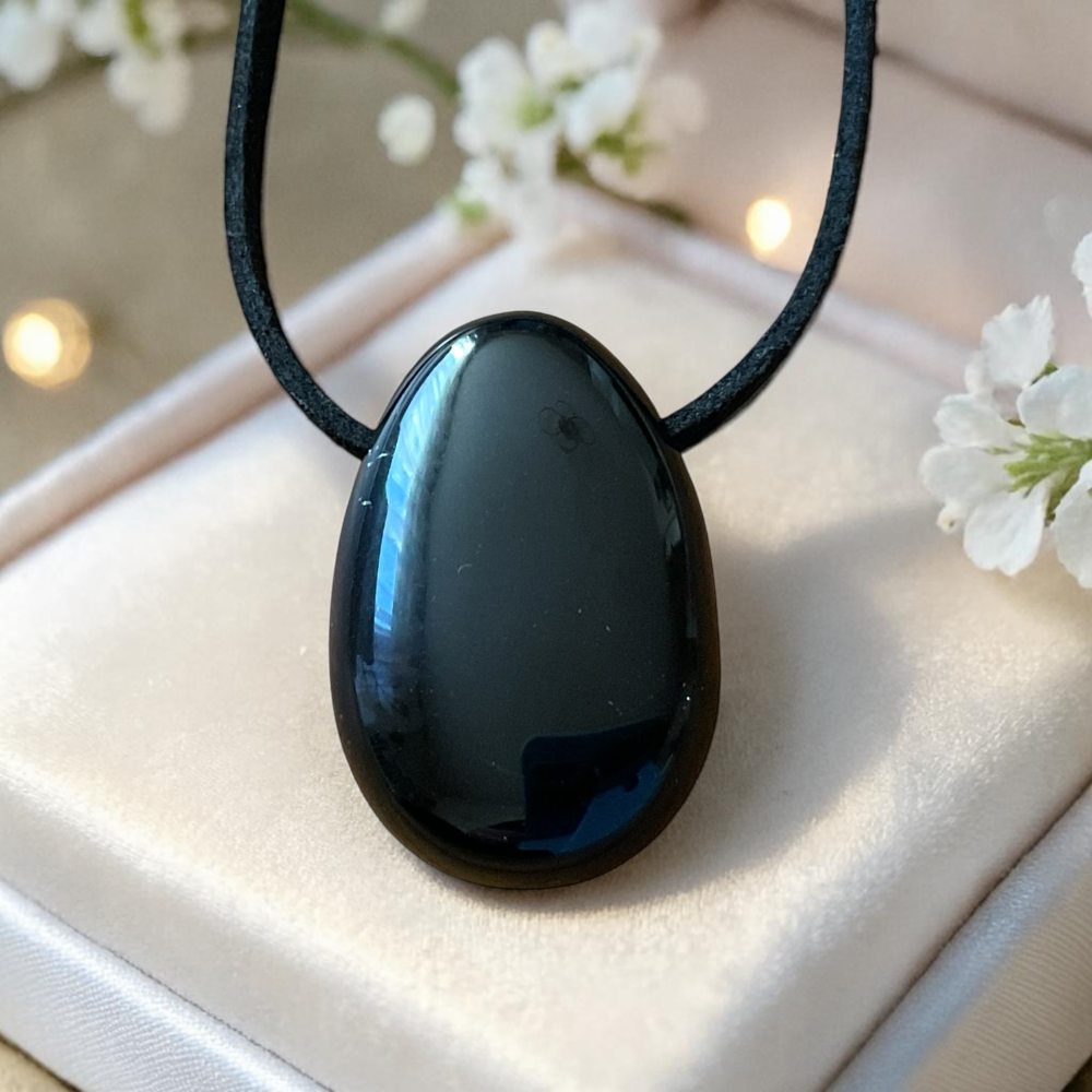 Obsidian Anhänger Tropfen – Edelstein Kette mit 80 cm Band & Geschenkbox – Echter Obsidian Schmuck Schwarz – Naturstein in AAA-Qualität aus Brasilien – 30x20 mm