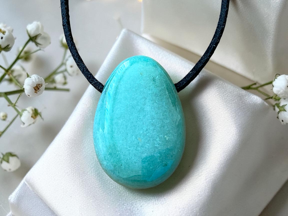Aventurin grün Anhänger Tropfen – Edelstein Kette mit 80 cm Band & Geschenkbox – Echter Aventurin Schmuck Grün – Naturstein in AAA-Qualität aus Brasilien – 30x20 mm