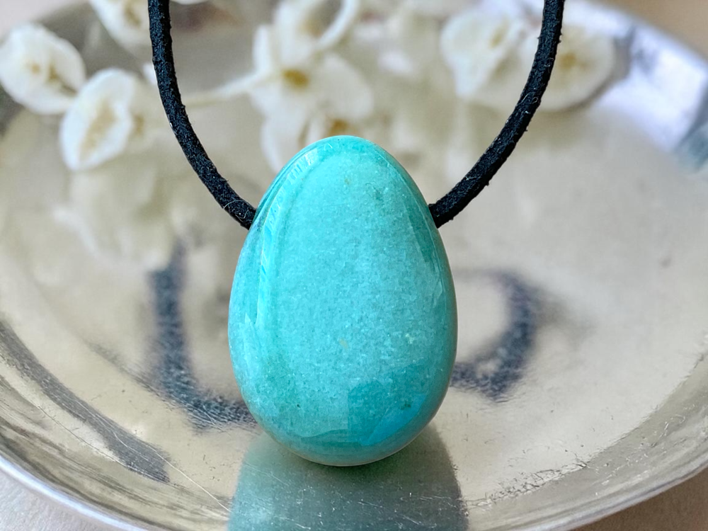 Aventurin grün Anhänger Tropfen – Edelstein Kette mit 80 cm Band & Geschenkbox – Echter Aventurin Schmuck Grün – Naturstein in AAA-Qualität aus Brasilien – 30x20 mm