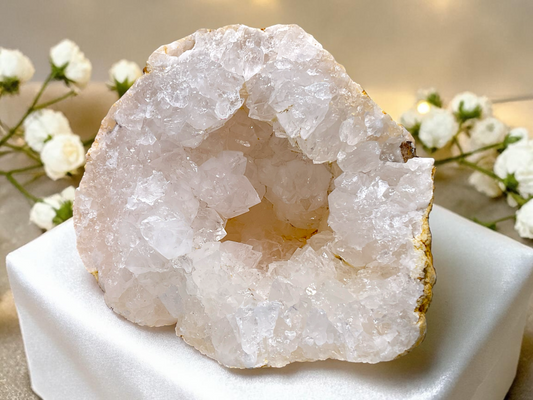 Offene Geode / Druse – Naturstein mit funkelnden Kristallen – ca. 753 g, 11 × 9 × 9 cm – einzigartiger Blickfang – Unikat-Masterpiece Nr. 1649 – Sammlerstück aus Marokko