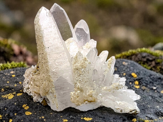 Bergkristall mit Calcit & Pyrit – 124 g, 8 × 5 × 5 cm – AAA-Qualität – Edelstein Unikat (Masterpiece S3034) – Sammlerstück aus Kosovo (Trepča)