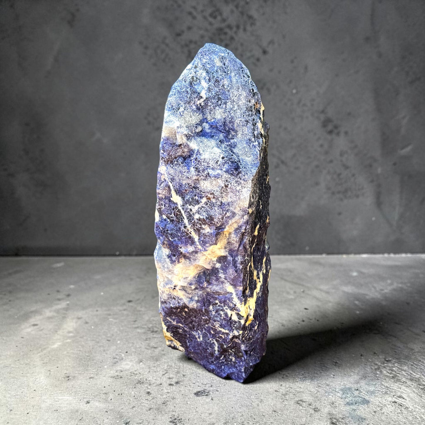 XL Sodalith Tower „Masterpiece“ – 10,9 kg Unikat aus Brasilien in AAA-Qualität – 38 cm hoher Naturstein mit tiefblauer Maserung – Exklusiver Blickfang für Wohnraum, Praxis & Garten