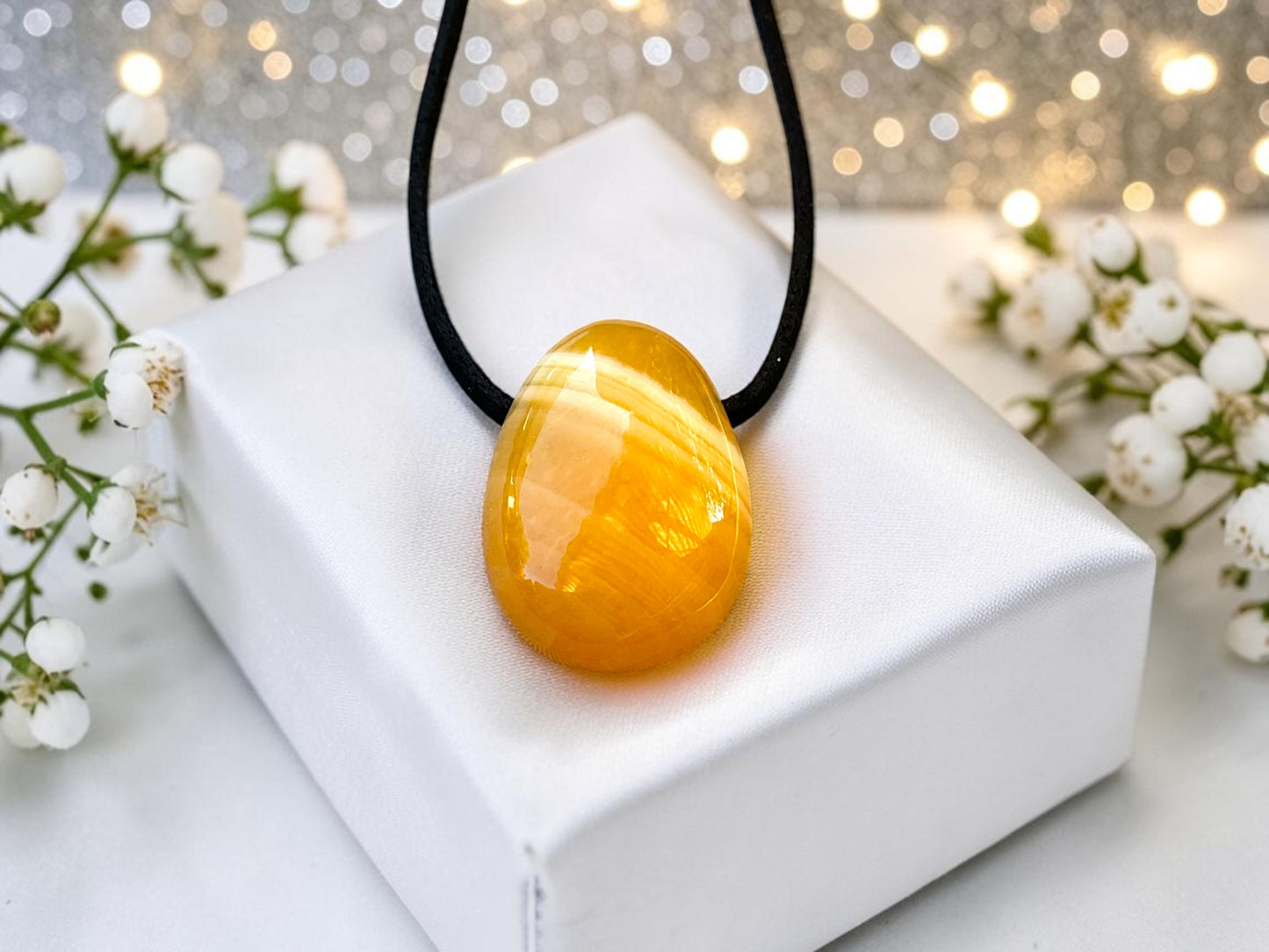 Orangencalcit Tropfenanhänger – Natürlicher Edelstein Anhänger mit 80 cm Band & Geschenkbox – AAA-Qualität aus Mexiko – Echter Naturstein Schmuck ca. 30 x 20 mm