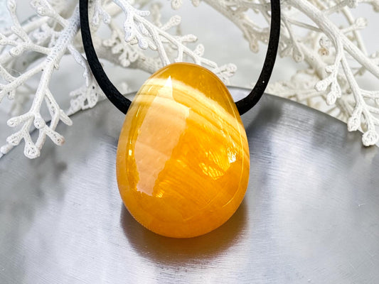 Orangencalcit Tropfenanhänger – Natürlicher Edelstein Anhänger mit 80 cm Band & Geschenkbox – AAA-Qualität aus Mexiko – Echter Naturstein Schmuck ca. 30 x 20 mm