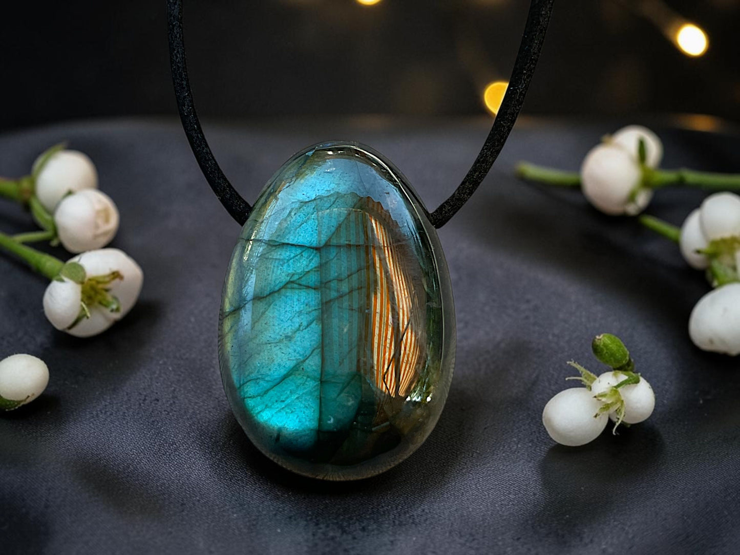 Labradorit Tropfenanhänger – Natürlicher Edelstein Anhänger mit 80 cm Band & Geschenkbox – AAA-Qualität aus Madagaskar – Echter Naturstein Schmuck ca. 30 x 20 mm
