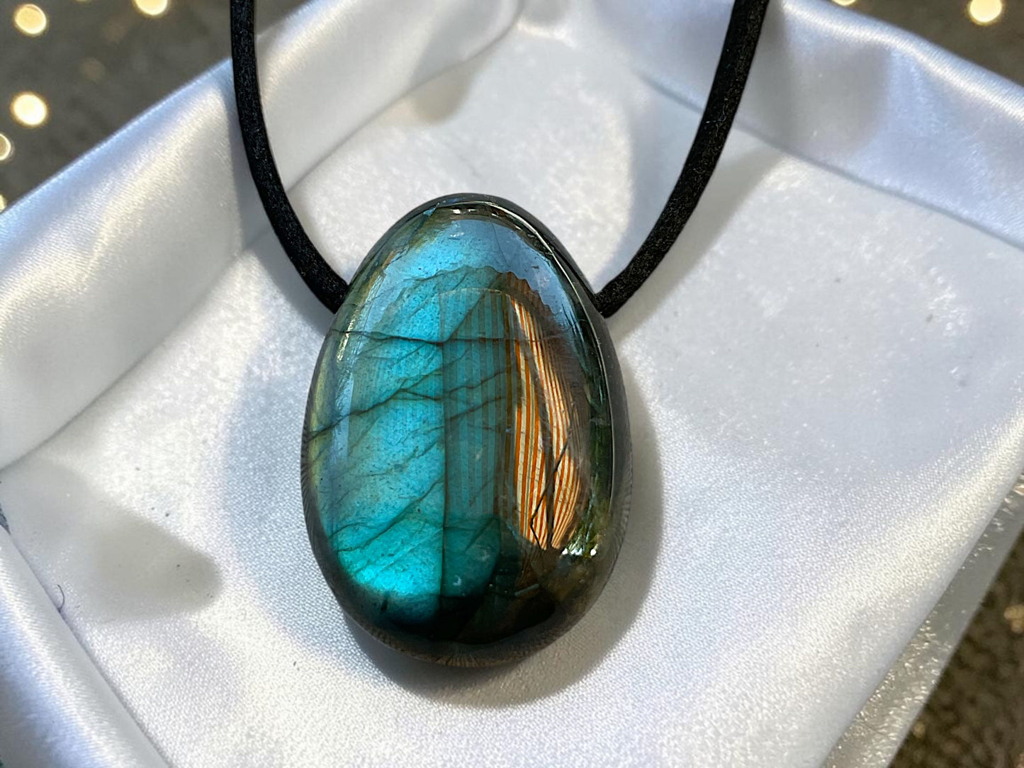 Labradorit Tropfenanhänger – Natürlicher Edelstein Anhänger mit 80 cm Band & Geschenkbox – AAA-Qualität aus Madagaskar – Echter Naturstein Schmuck ca. 30 x 20 mm
