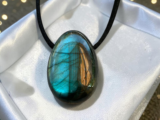 Labradorit Tropfenanhänger – Natürlicher Edelstein Anhänger mit 80 cm Band & Geschenkbox – AAA-Qualität aus Madagaskar – Echter Naturstein Schmuck ca. 30 x 20 mm