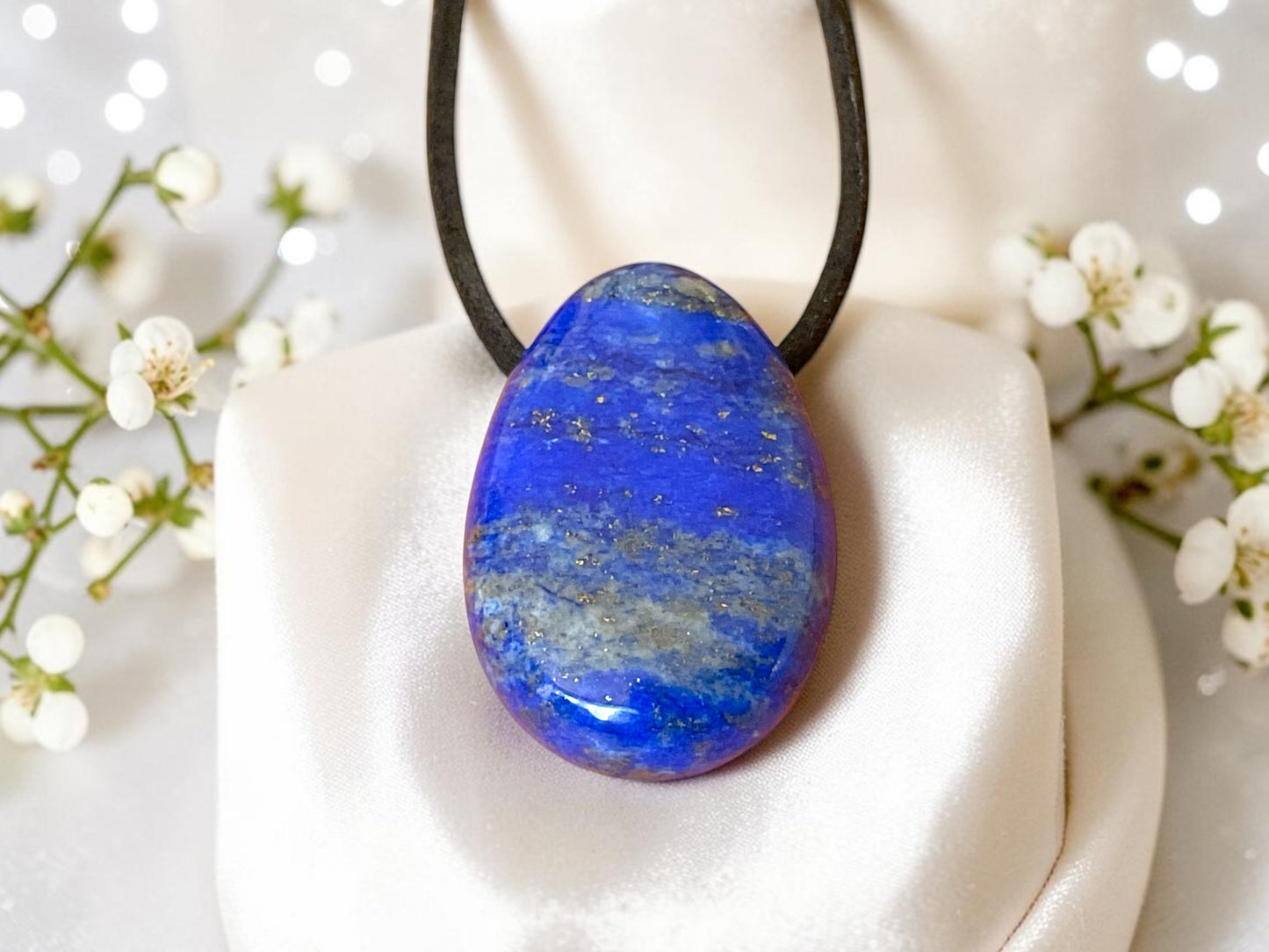 Lapis Lazuli Tropfenanhänger – Natürlicher Edelstein Anhänger mit 80 cm Band & Geschenkbox – AAA-Qualität aus Pakistan – Echter Naturstein Schmuck ca. 30 x 20 mm