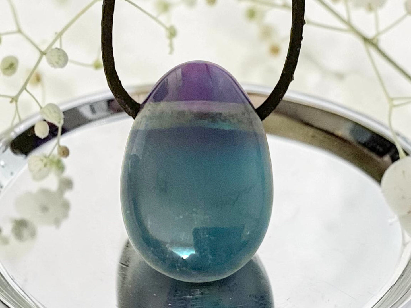 Grüner Fluorit Tropfenanhänger – Natürlicher Edelstein Anhänger mit 80 cm Band & Geschenkbox – AAA-Qualität aus Mexiko – Echter Naturstein Schmuck ca. 30 x 20 mm