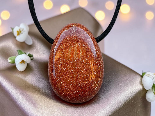 Goldfluss Tropfenanhänger – Schmuckstein Anhänger mit 80 cm Band & Geschenkbox – AAA-Qualität aus Brasilien – Funkelnder Goldfluss Schmuck ca. 30 x 20 mm
