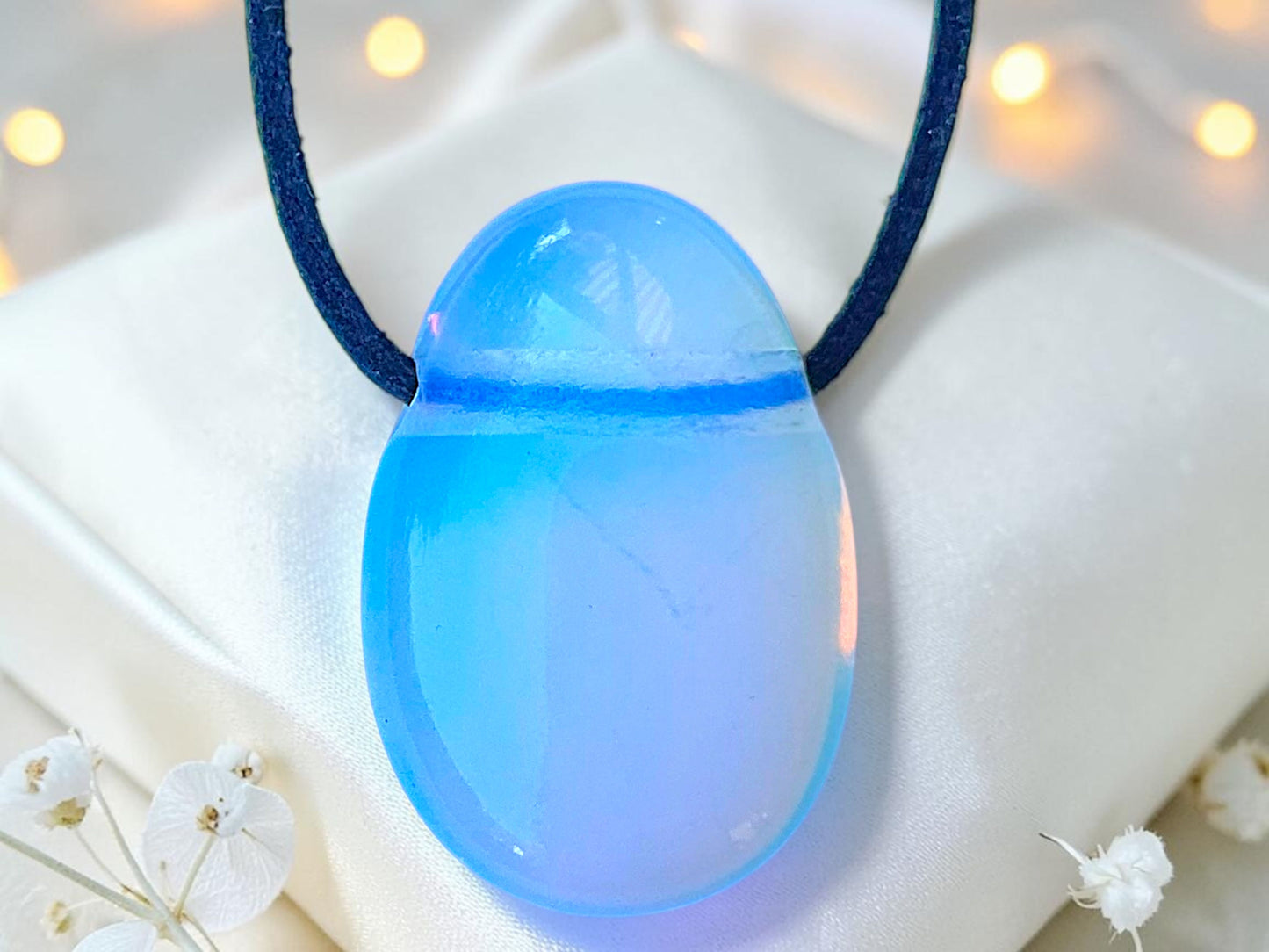 Opalit Tropfenanhänger – Schmuckstein Anhänger mit 80 cm Band & Geschenkbox – AAA-Qualität aus Brasilien – Schimmernder Opalit Schmuck ca. 30 x 20 mm