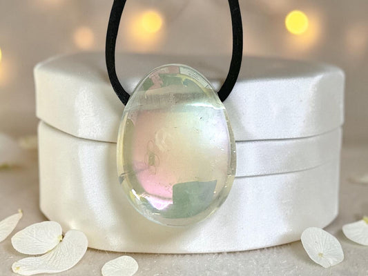 Angel Aura Edelsteinanhänger – Tropfenanhänger mit 80 cm Wildlederband und Geschenkverpackung – Aura-veredelter Schmuckstein – AAA-Qualität aus Brasilien