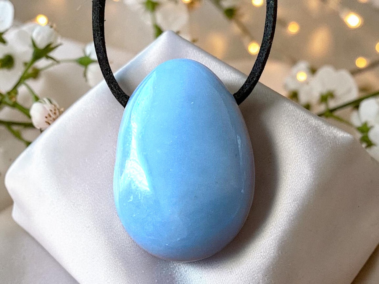 Angelit Tropfenanhänger – Natürlicher Edelstein Anhänger mit 80 cm Band & Geschenkbox – AAA-Qualität aus Peru – Echter Naturstein Schmuck ca. 30 × 20 mm