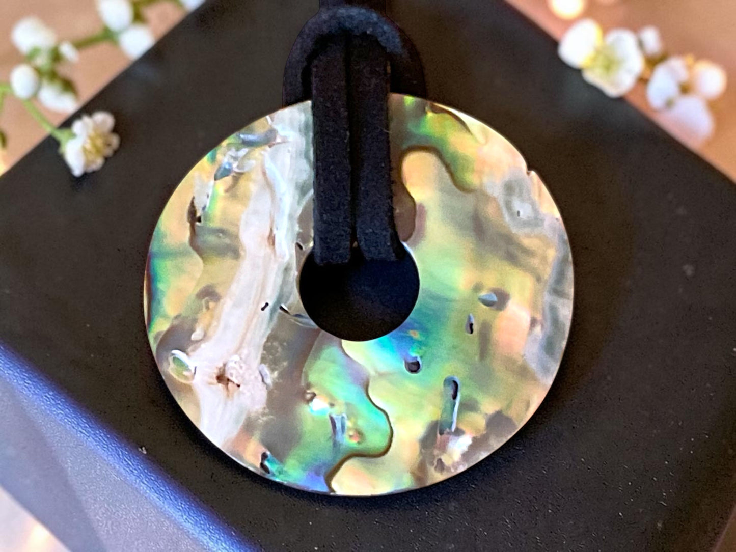 Abalone Paua Donut Anhänger aus Australien - 30 mm - 80 cm Wildlederband - echter Perlmutt - Geschenkverpackung - Handarbeit