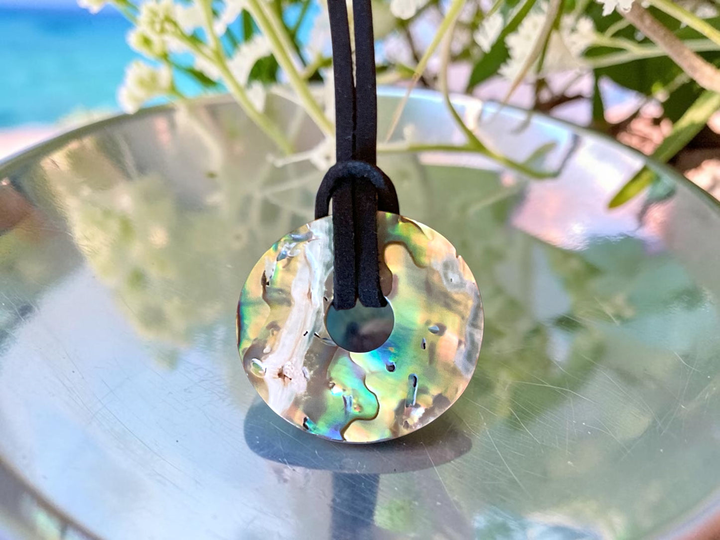 Abalone Paua Donut Anhänger aus Australien - 30 mm - 80 cm Wildlederband - echter Perlmutt - Geschenkverpackung - Handarbeit