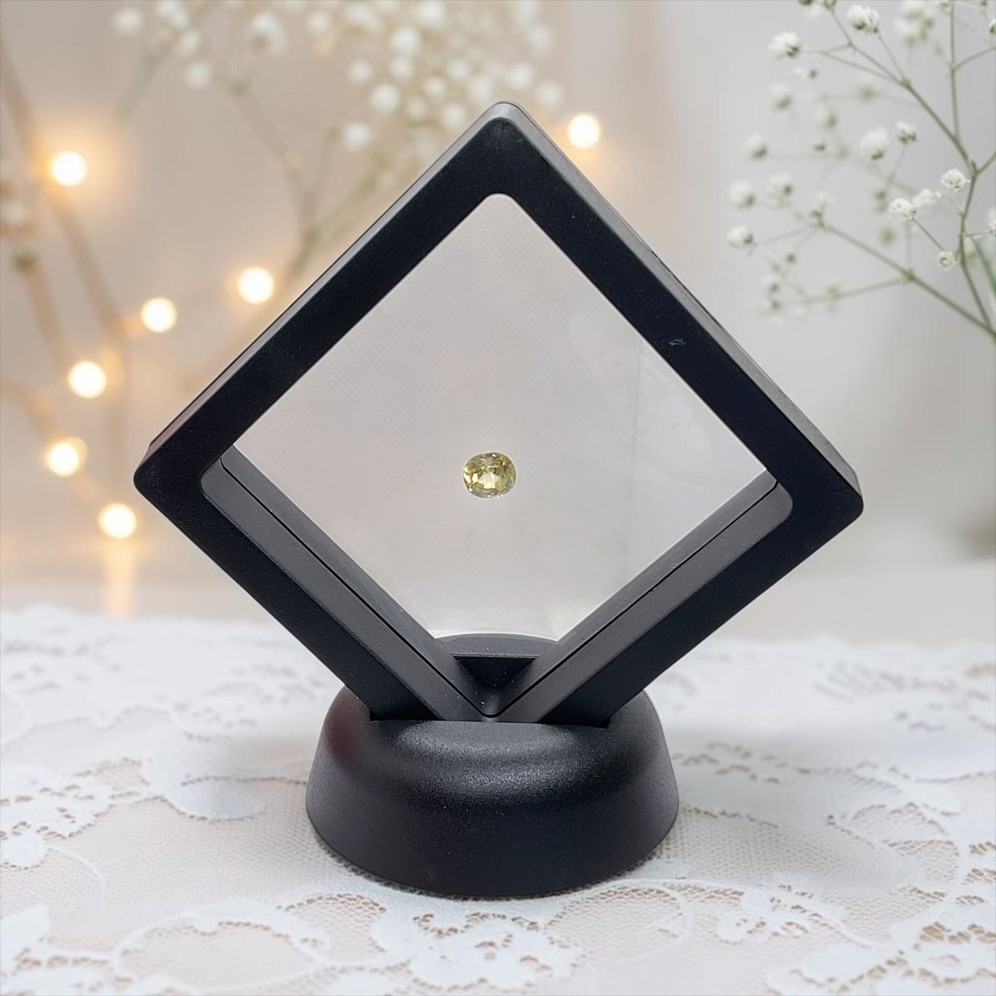 Hellgelber Saphir im Kissenschliff – 1,858 ct echter Korund-Edelstein aus Sri Lanka – 7,11 × 6,45 × 4,59 mm – geschliffenes Unikat mit Zertifikat & Geschenkverpackung - Sammlerstück