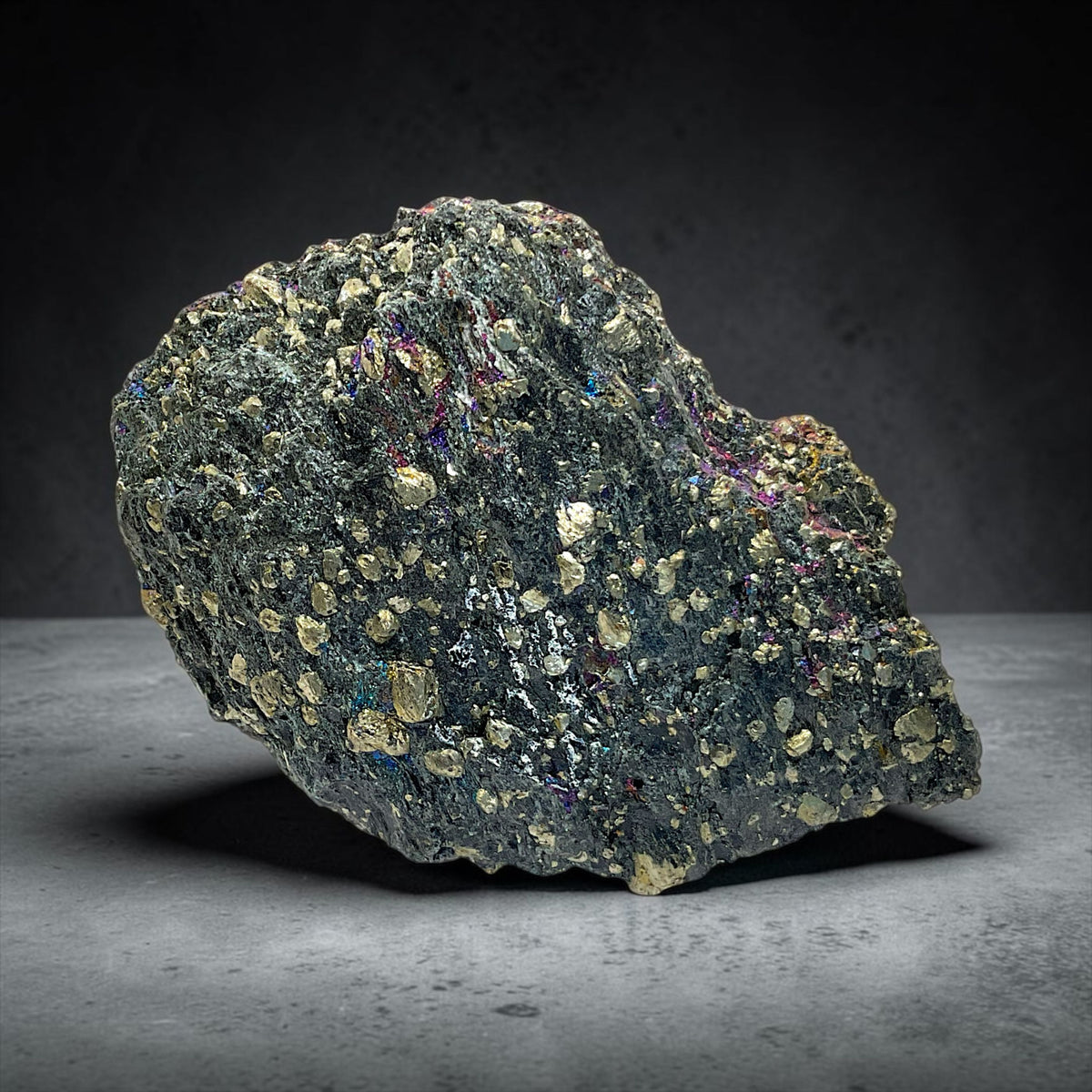 Chalkopyrit (Kupferkies) mit Anlauffarben auf hornblendereicher Matrix – Norwegen – 186 g – 9 × 6 × 2 cm – Sammlerstück - Unikat Nr. 1707