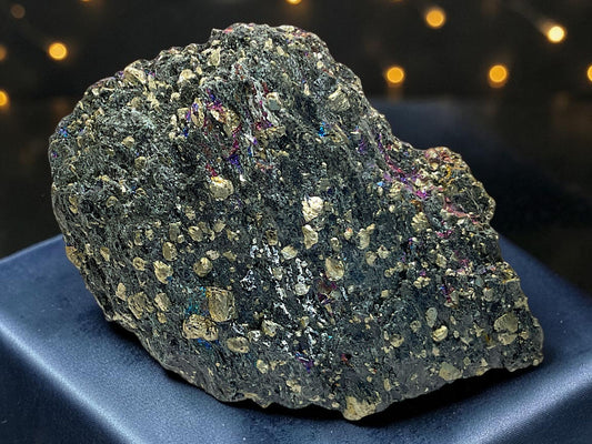 Chalkopyrit (Kupferkies) mit Anlauffarben auf hornblendereicher Matrix – Norwegen – 186 g – 9 × 6 × 2 cm – Sammlerstück - Unikat Nr. 1707