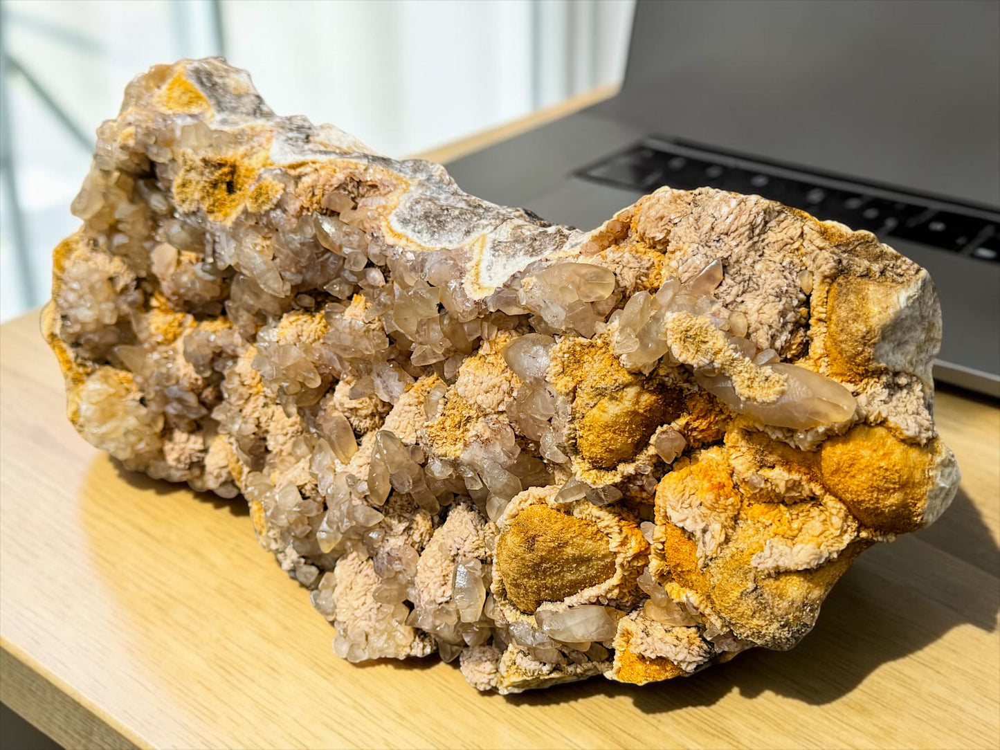 XXL Quarz auf Dolomit mit natürlichen Limonit-/Goethitverfärbungen – Madan, Bulgarien – 14,55 kg – 48 × 20 × 11 cm – Sammlerstück – Unikat-Masterpiece Nr. 1710