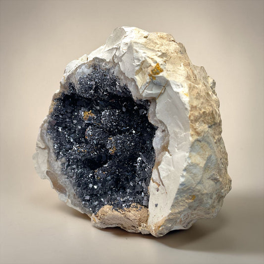 Naturgeode mit schwarzen Kristallen auf Quarz/Chalcedon – Marokko – 322 g – 7 × 8 cm – Sammlerstück – Unikat-Masterpiece Nr. 1712