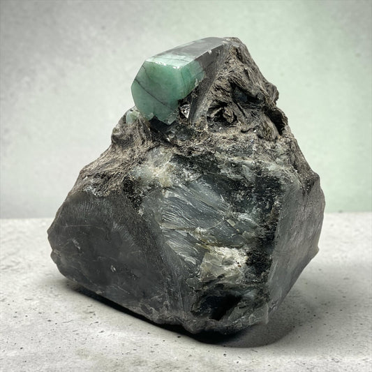 Smaragd-Rohstein aus Brasilien – 925 g (4.625 ct) – ca. 9 × 8 × 9 cm – AAA-Qualität – farbintensives grünes Sammlerstück – Unikat Masterpiece 1651