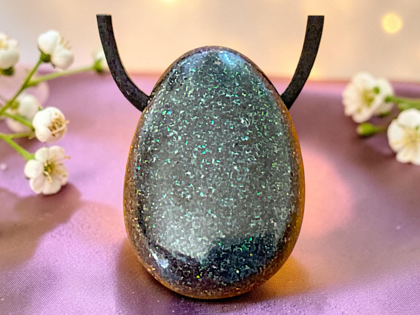 Schwarzer Matrix-Opal Tropfenanhänger aus Australien – natürlicher Edelopal, stabilisiert – 30 × 20 mm – mit Band & Geschenkbox
