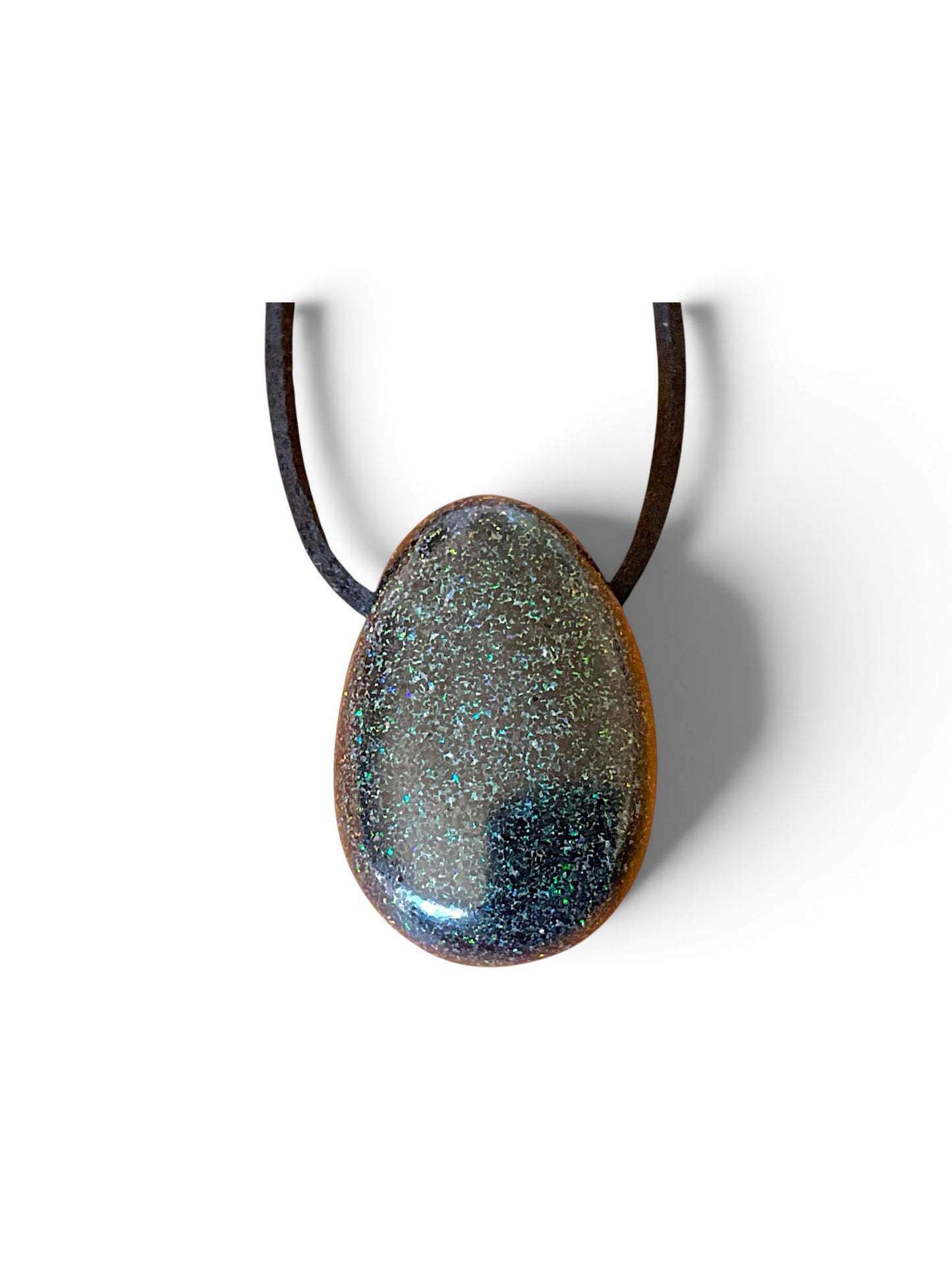 Schwarzer Matrix-Opal Tropfenanhänger aus Australien – natürlicher Edelopal, stabilisiert – 30 × 20 mm – mit Band & Geschenkbox