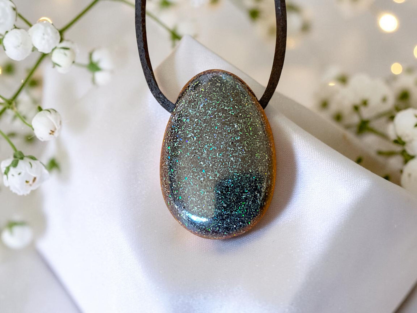 Schwarzer Matrix-Opal Tropfenanhänger aus Australien – natürlicher Edelopal, stabilisiert – 30 × 20 mm – mit Band & Geschenkbox