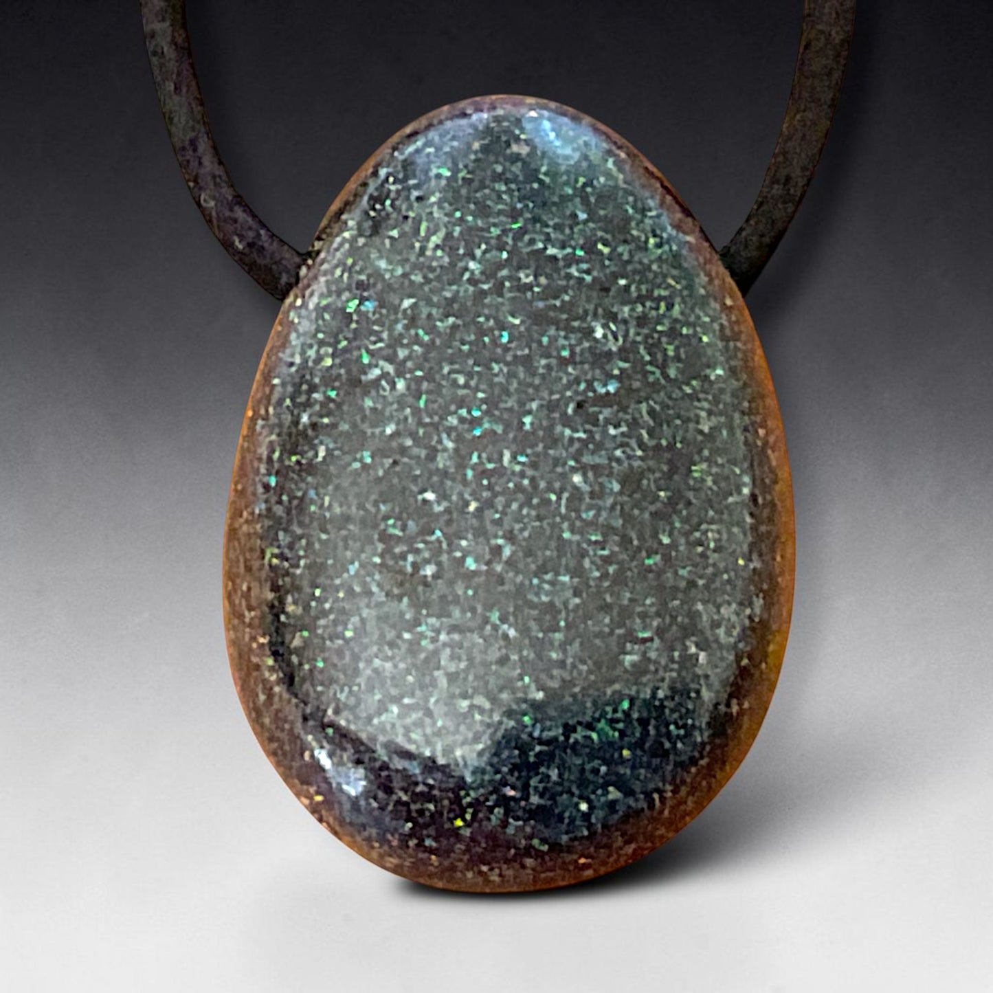 Schwarzer Matrix-Opal Tropfenanhänger aus Australien – natürlicher Edelopal, stabilisiert – 30 × 20 mm – mit Band & Geschenkbox