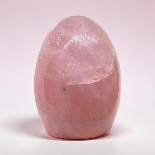 Rosenquarz Freeform AAA aus Madagaskar – 1.257 g – ca. 10 × 7 × 13 cm – polierte Edelsteinskulptur – Unikat Masterpiece 1539 – Sammlerstück