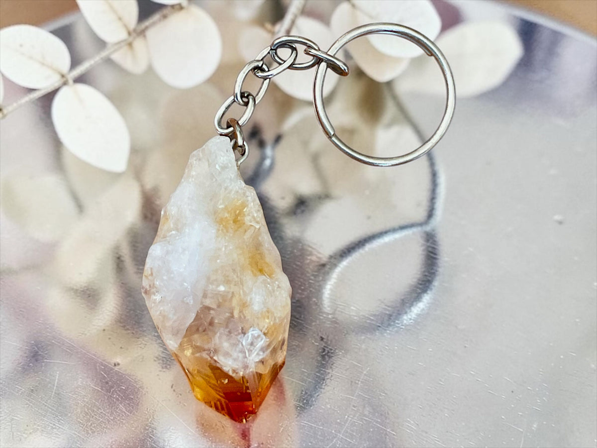 Citrin Kristall Schlüsselanhänger aus Brasilien – Naturstein ca. 4 cm – 15 g – mit Edelsteinkarte & Geschenkbox
