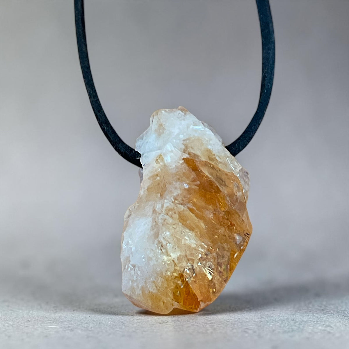 Citrin Rohstein Anhänger aus Brasilien – Naturstein Brocken ca. 4 cm – 20 g – mit 80 cm Wildlederband, Edelsteinkarte & Geschenkbox