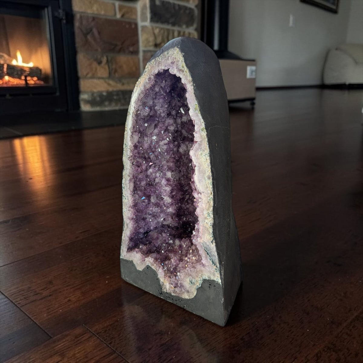 XXL Amethyst Druse AAA aus Brasilien – 39,8 kg – 29 × 24 × 57 cm – intensive violette Kristalle – Unikat Masterpiece 1472 – Sammlerstück