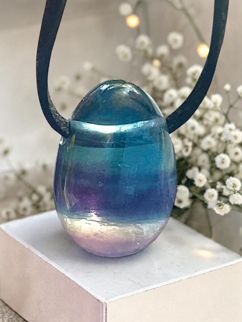 Regenbogenfluorit Anhänger Tropfen – Edelstein Kette mit 80 cm Band & Geschenkbox – Echter Fluorit Schmuck Mehrfarbig – Naturstein in AAA-Qualität aus Brasilien – 30x20 mm