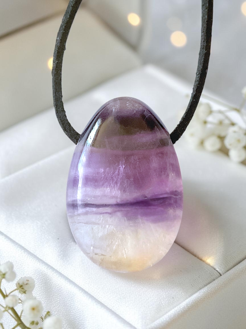 Regenbogenfluorit Anhänger Tropfen – Edelstein Kette mit 80 cm Band & Geschenkbox – Echter Fluorit Schmuck Mehrfarbig – Naturstein in AAA-Qualität aus Brasilien – 30x20 mm