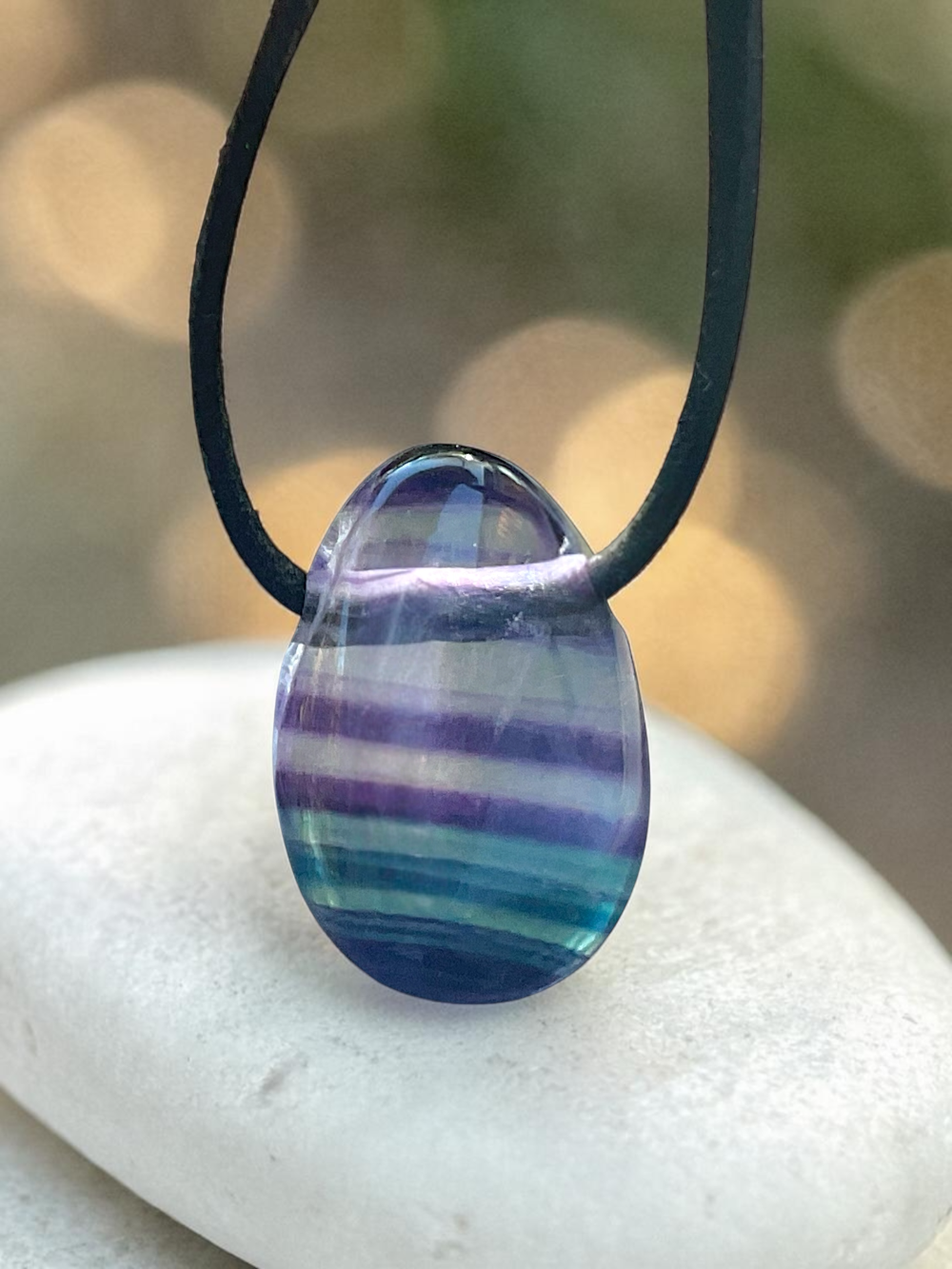 Regenbogenfluorit Anhänger Tropfen – Edelstein Kette mit 80 cm Band & Geschenkbox – Echter Fluorit Schmuck Mehrfarbig – Naturstein in AAA-Qualität aus Brasilien – 30x20 mm