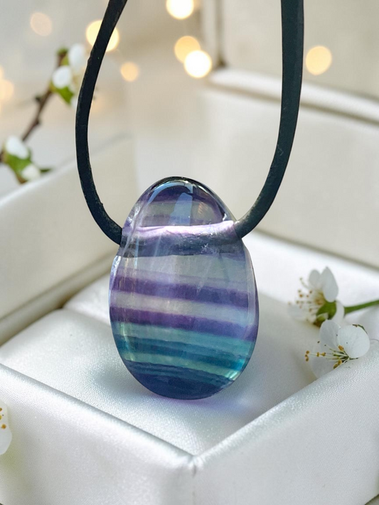 Regenbogenfluorit Anhänger Tropfen – Edelstein Kette mit 80 cm Band & Geschenkbox – Echter Fluorit Schmuck Mehrfarbig – Naturstein in AAA-Qualität aus Brasilien – 30x20 mm