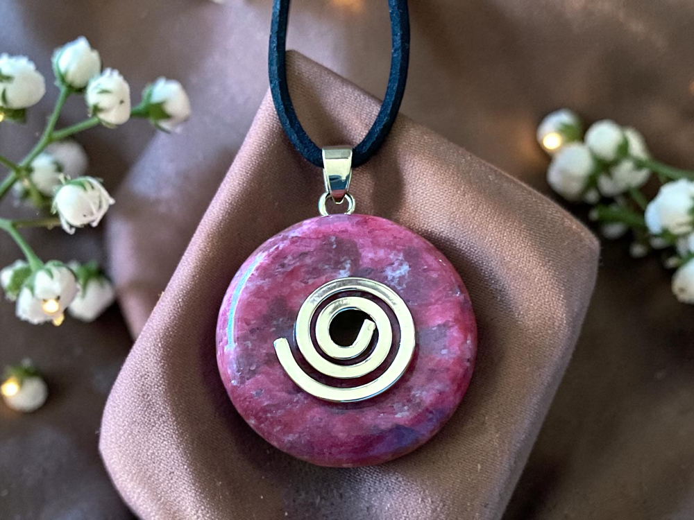 Thulit Donut -Edelstein - 30mm - optional mit 80cm Wildlederband und mit versilberter oder vergoldeter Spirale - AAA-Qualität - Norwegen