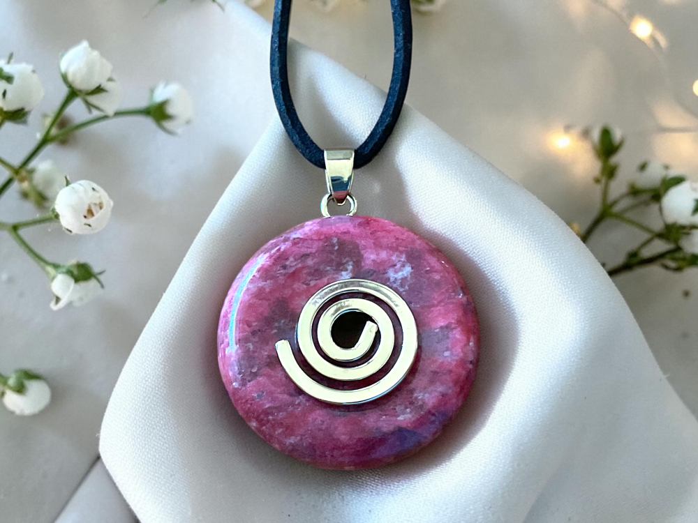 Thulit Donut -Edelstein - 30mm - optional mit 80cm Wildlederband und mit versilberter oder vergoldeter Spirale - AAA-Qualität - Norwegen