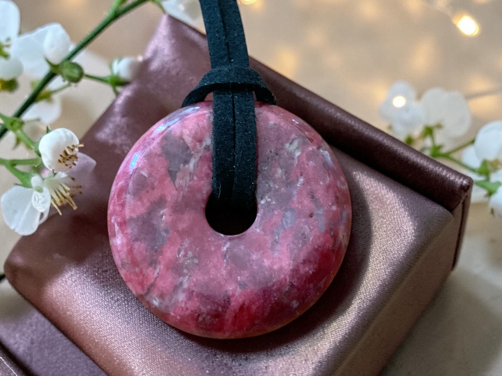 Thulit Donut -Edelstein - 30mm - optional mit 80cm Wildlederband und mit versilberter oder vergoldeter Spirale - AAA-Qualität - Norwegen