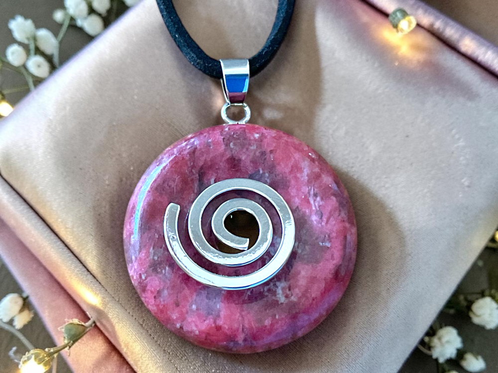 Thulit Donut -Edelstein - 30mm - optional mit 80cm Wildlederband und mit versilberter oder vergoldeter Spirale - AAA-Qualität - Norwegen
