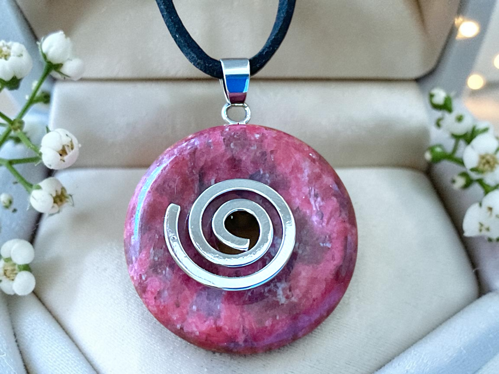 Thulit Donut -Edelstein - 30mm - optional mit 80cm Wildlederband und mit versilberter oder vergoldeter Spirale - AAA-Qualität - Norwegen