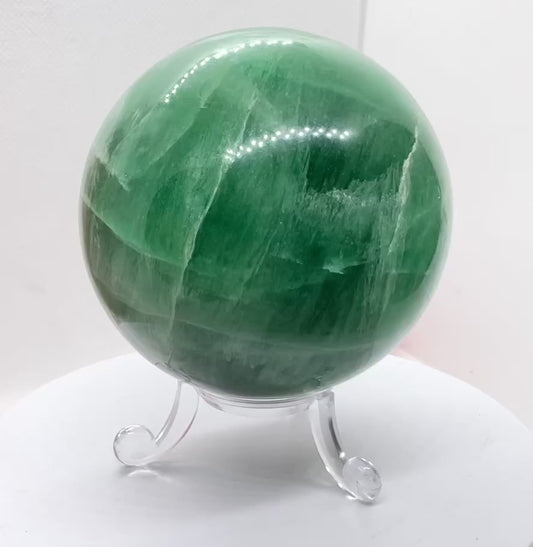 Grüner Fluorit Kugel I 613 Gramm I 7x7x7cm I Edelsteinkugel I Kristallkugel I Unikat-Masterpiece 1648 I mit Acrylständer I Brasilien