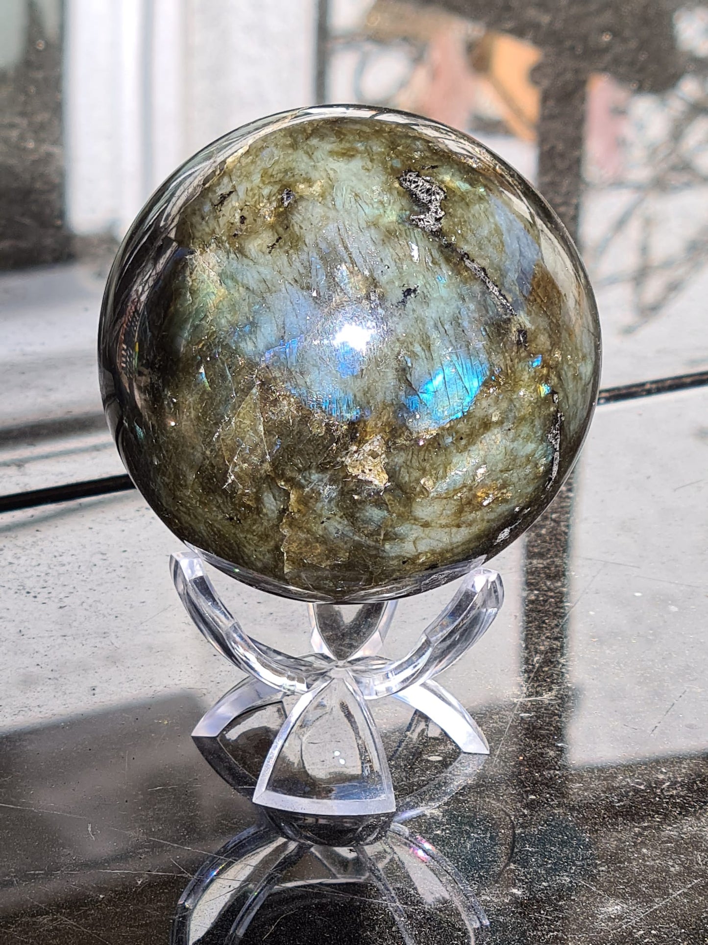 XL Labradorit Kugel mit Ständer| Unikat | 7-8 cm | 600-750 Gramm | A* Qualität I Heilstein I Glücksstein I Chakra-Stein | wunderschöne Formen |