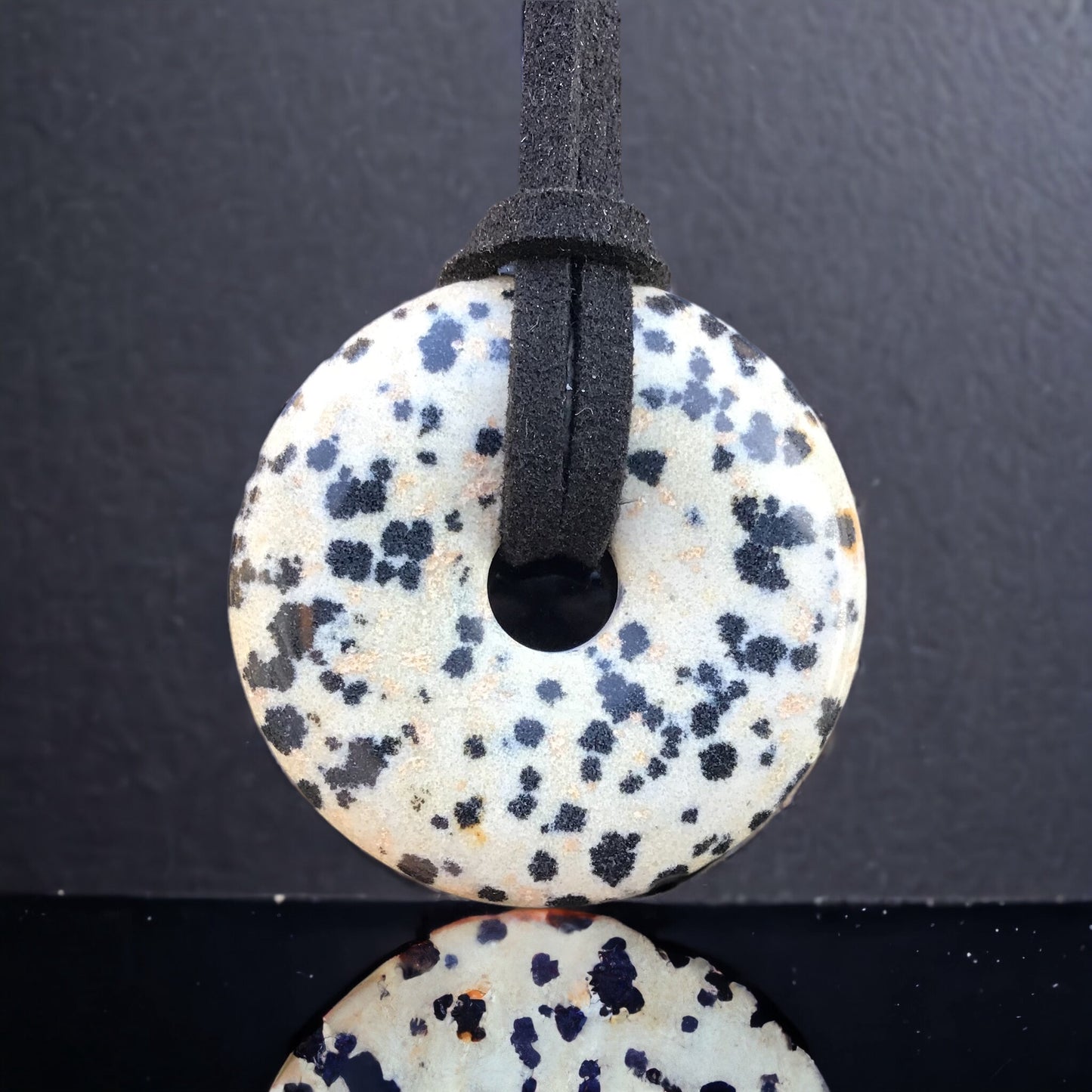 Premium Edelstein-Donut Dalmatiner Jaspis  top Qualität optional als Kette mit versilberter oder vergoldeter Spirale und Wildlederband